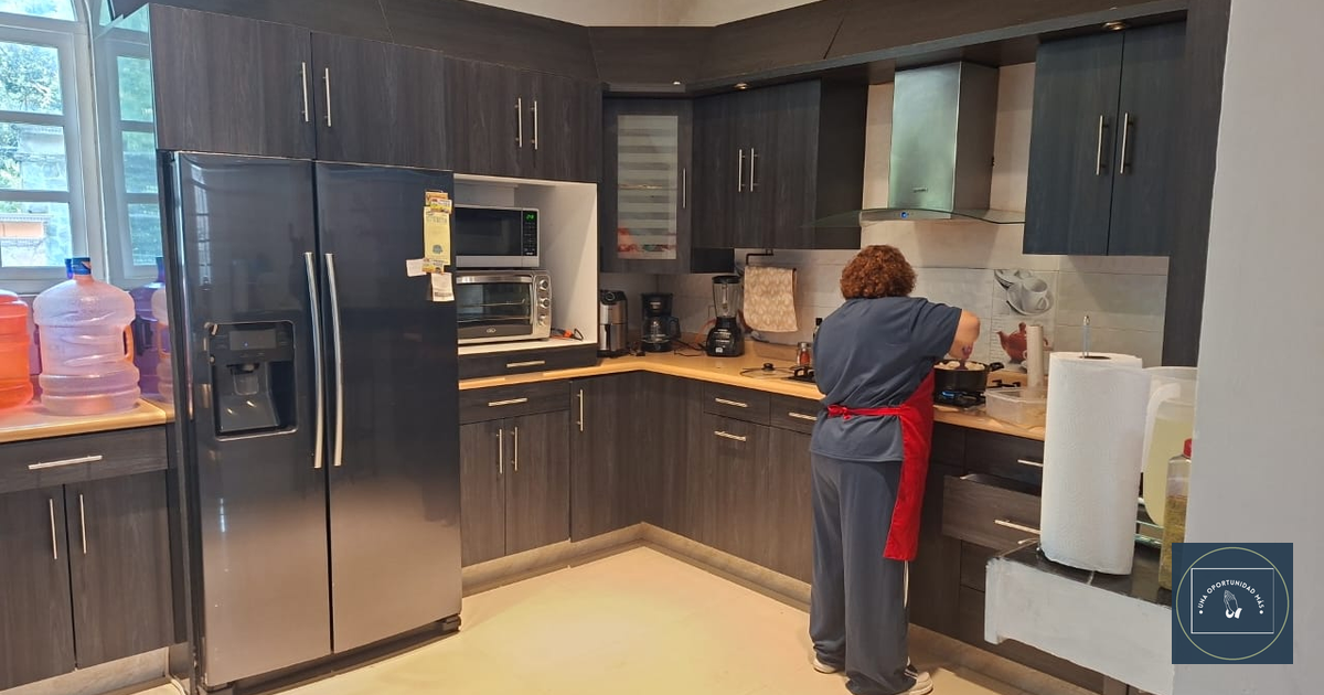Cocina de la clínica Puerto Nuevo, ambiente cálido y acogedor